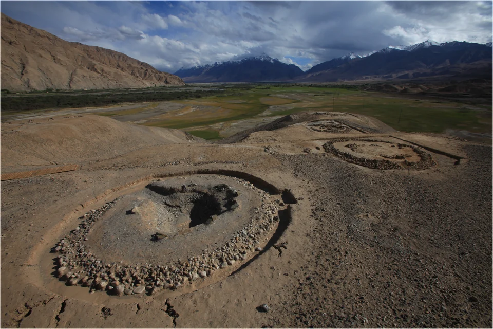 วงหินล้อมหลุมฝังศพและภูมิประเทศที่สุสาน Ji’erzankale บน Pamir